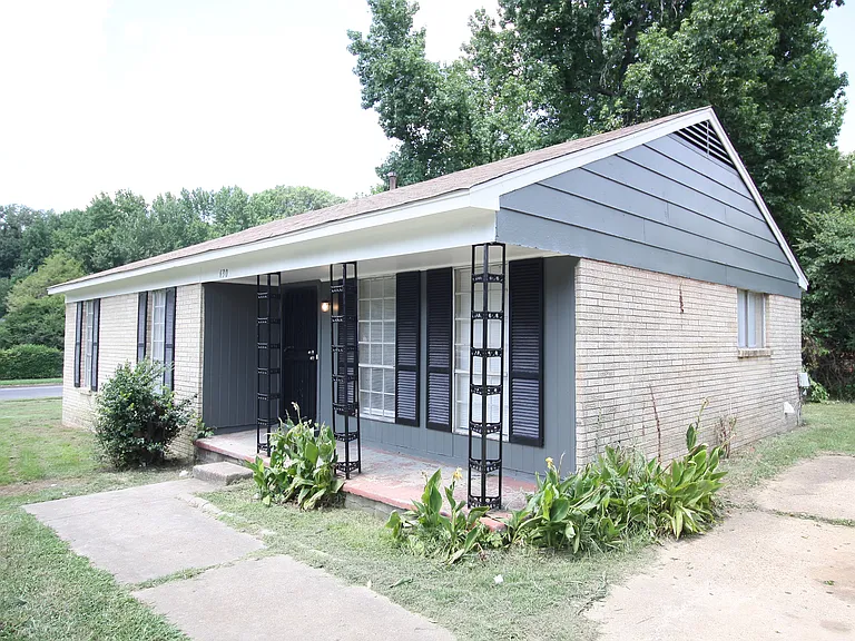 630 Blackhawk Rd — Photo 2