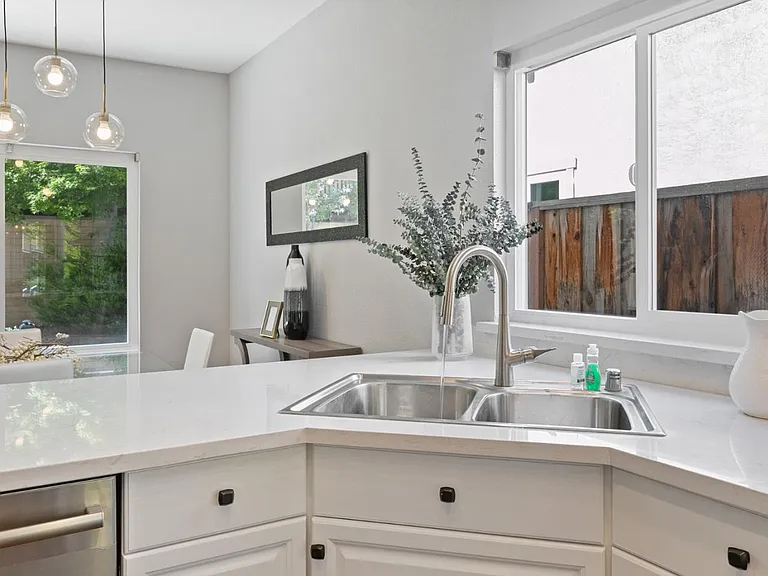 4880 Creekwood Dr — Photo 4
