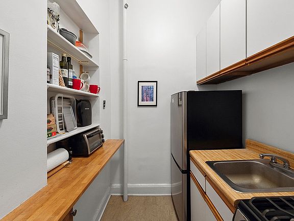 2nd image of 126 W 96th St APT 5C