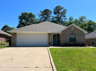 208 Saint Clair Dr, Longview, TX 75605