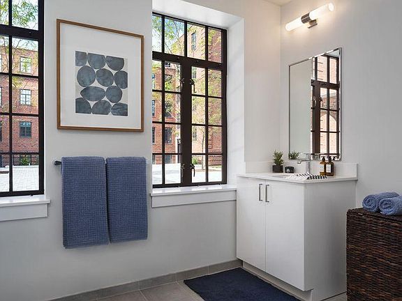 5th image of 2807 N Clybourn Ave