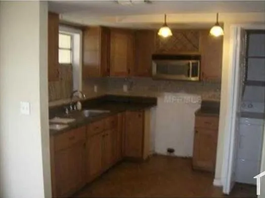 3 bed, 1100 sqft, $2,570 — Photo 3