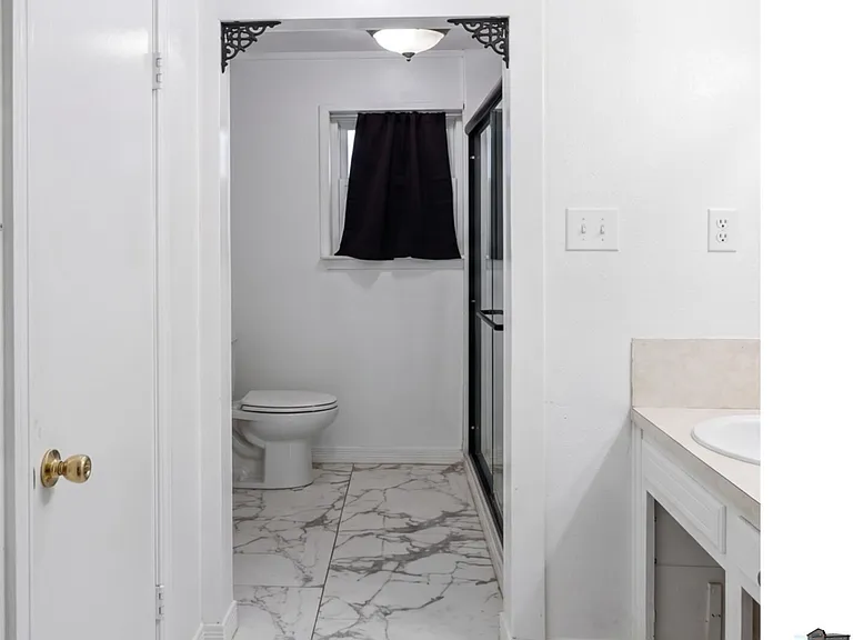 211 E Hogan Dr — Photo 14