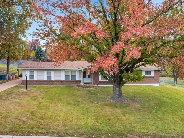 4955 Kennewick Dr, Florissant, MO 63033