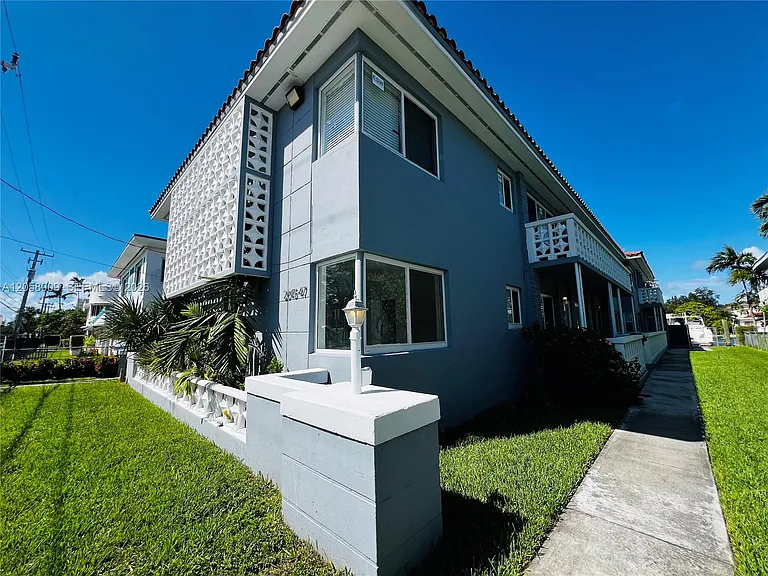 2045 Calais Dr #7 — Photo 1