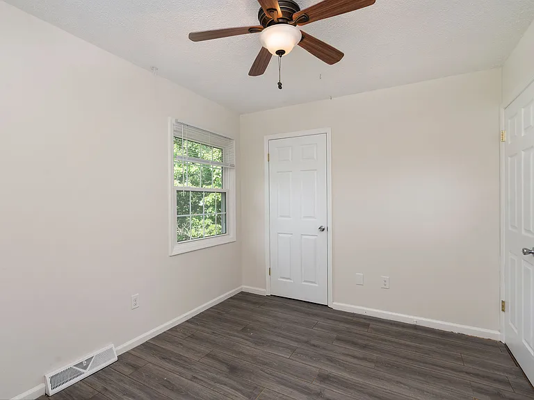 921 Dogwood Cir — Photo 17