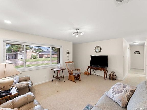3rd image of 4414 Pleasant Dr
