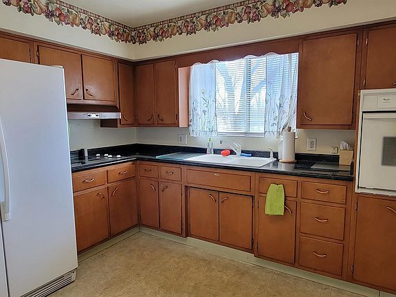 3rd image of 2406 Garden Park Dr
