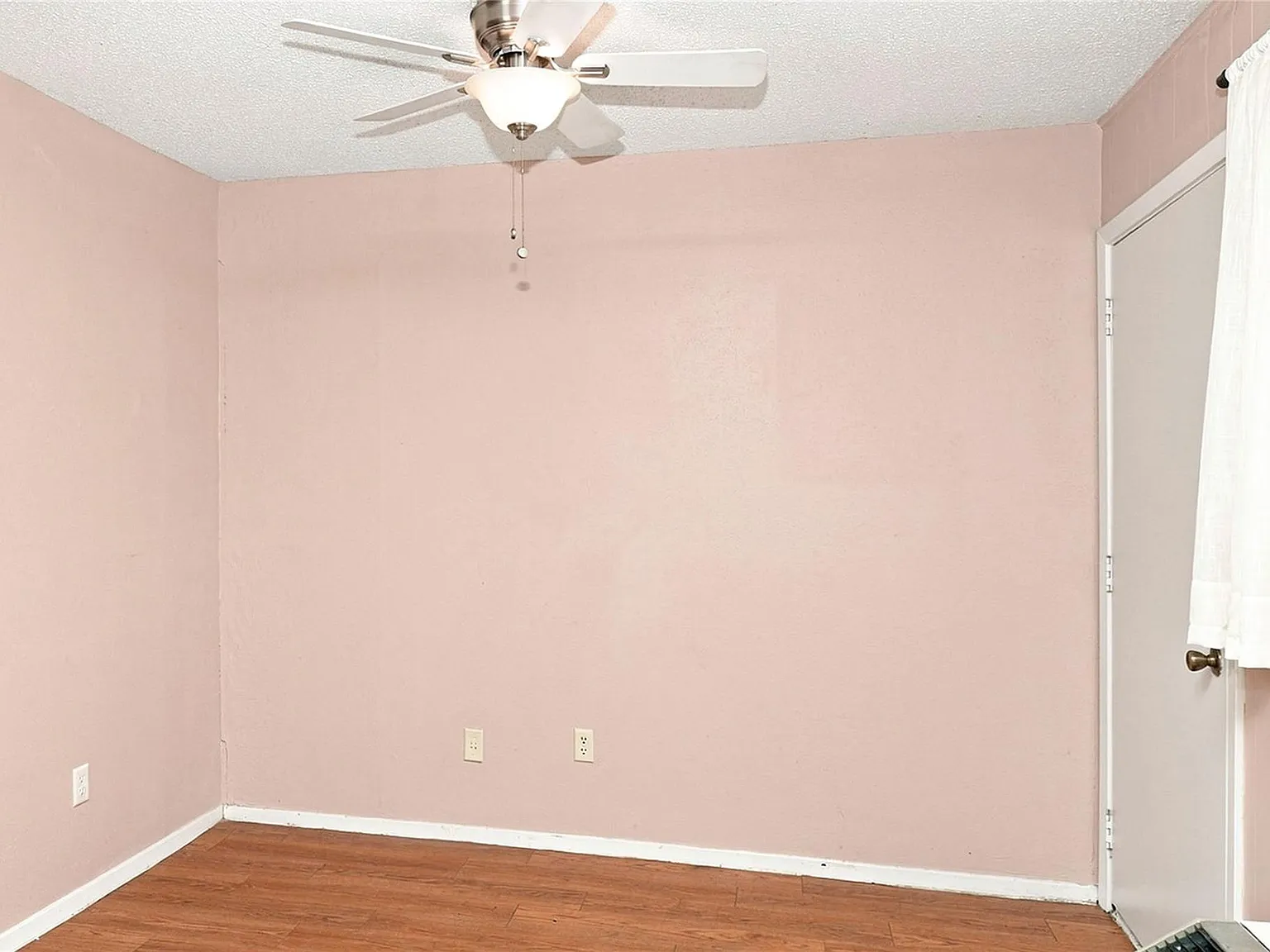 Studio, 1.0 bath, 400 sqft, $650 — Photo 3