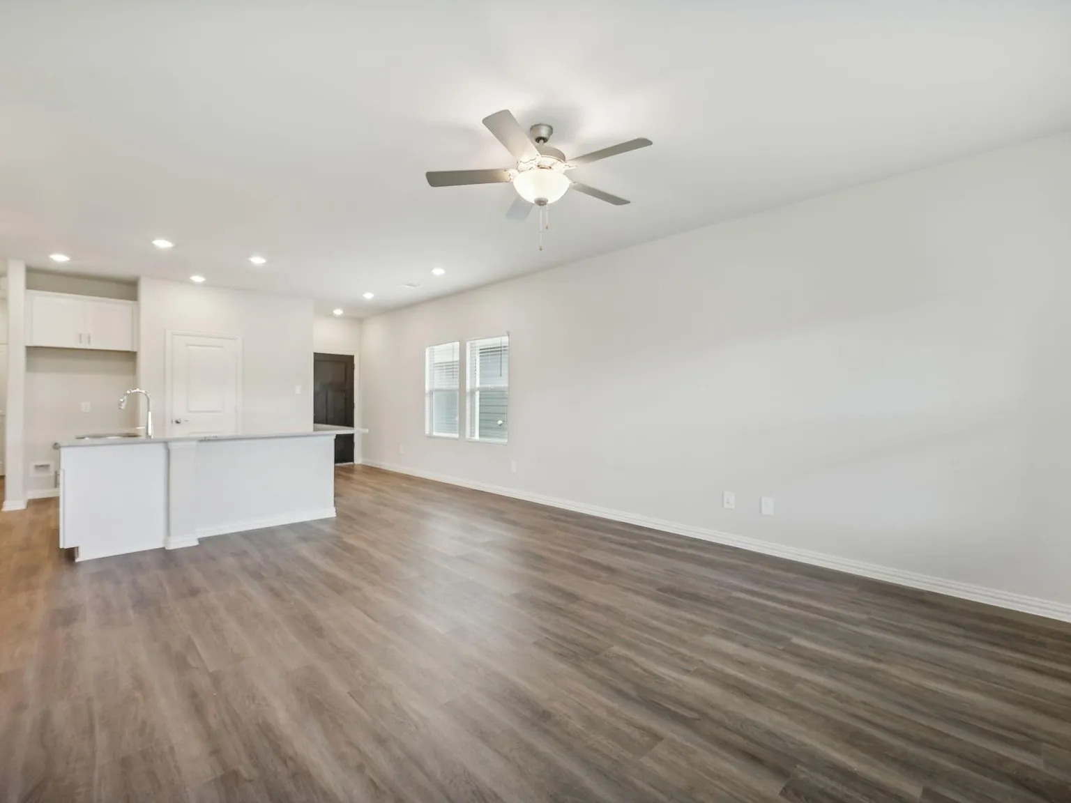 3 bed, 1318 sqft, $2,098 — Photo 2
