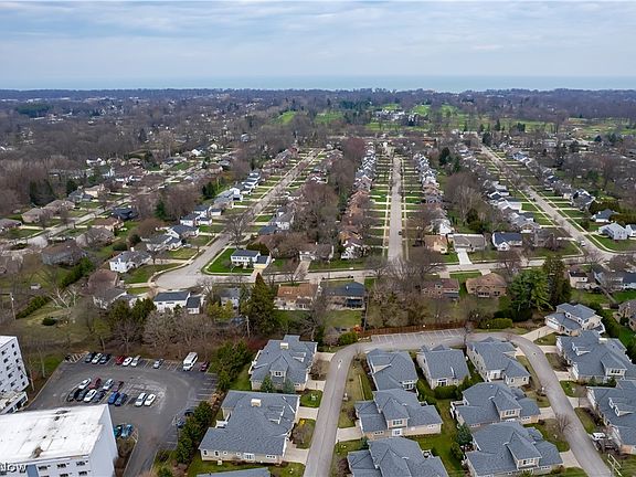 3rd image of 20 Somerset Dr