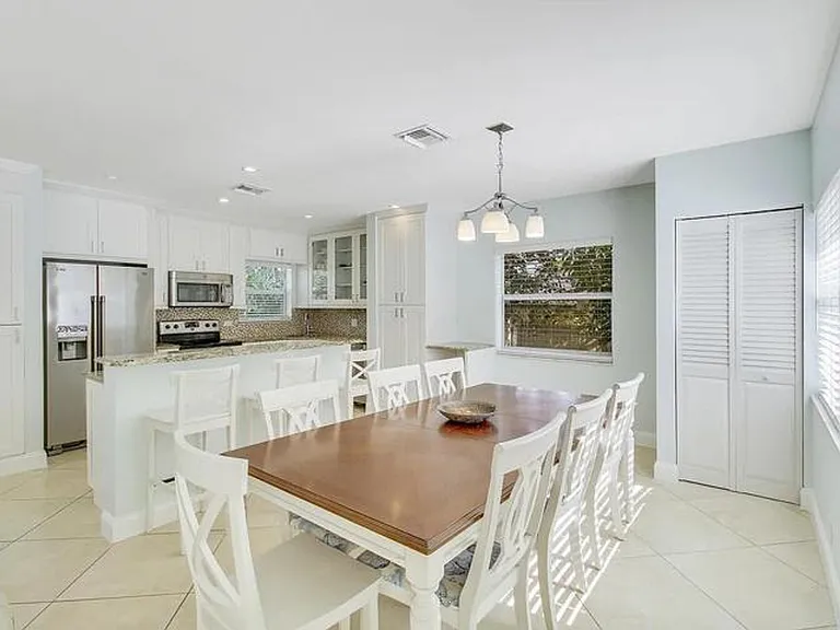 1310 Manor Dr — Photo 3