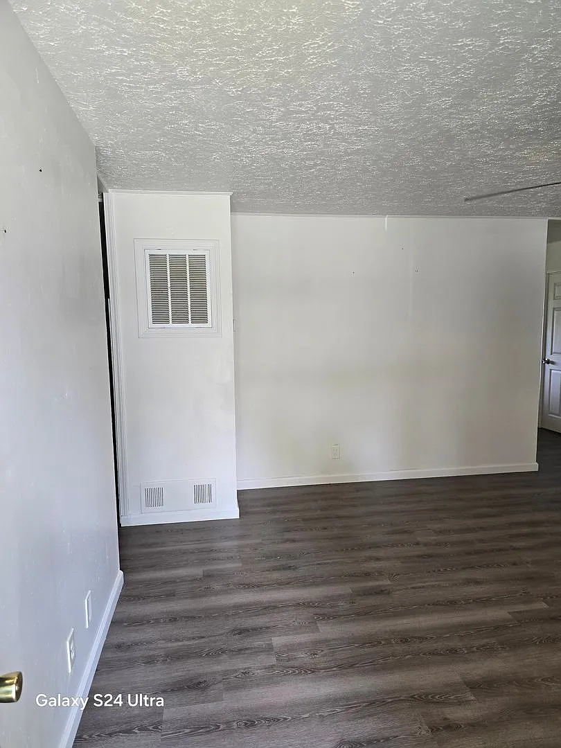 4 Bed/ 1 Bath plus bonus space — Photo 2