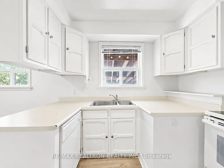 398 Connaught Ave — Photo 3