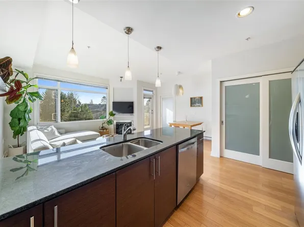 3614 Richmond Rd #303, Saanich, BC V8P 4R5