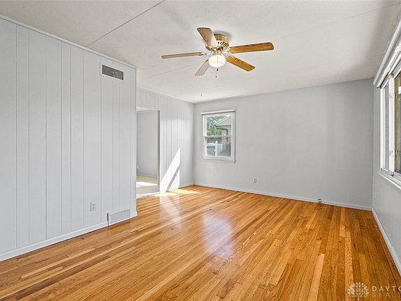 2nd image of 5325 Woodbine Ave