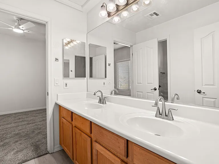 1247 E Kenwood St — Photo 25