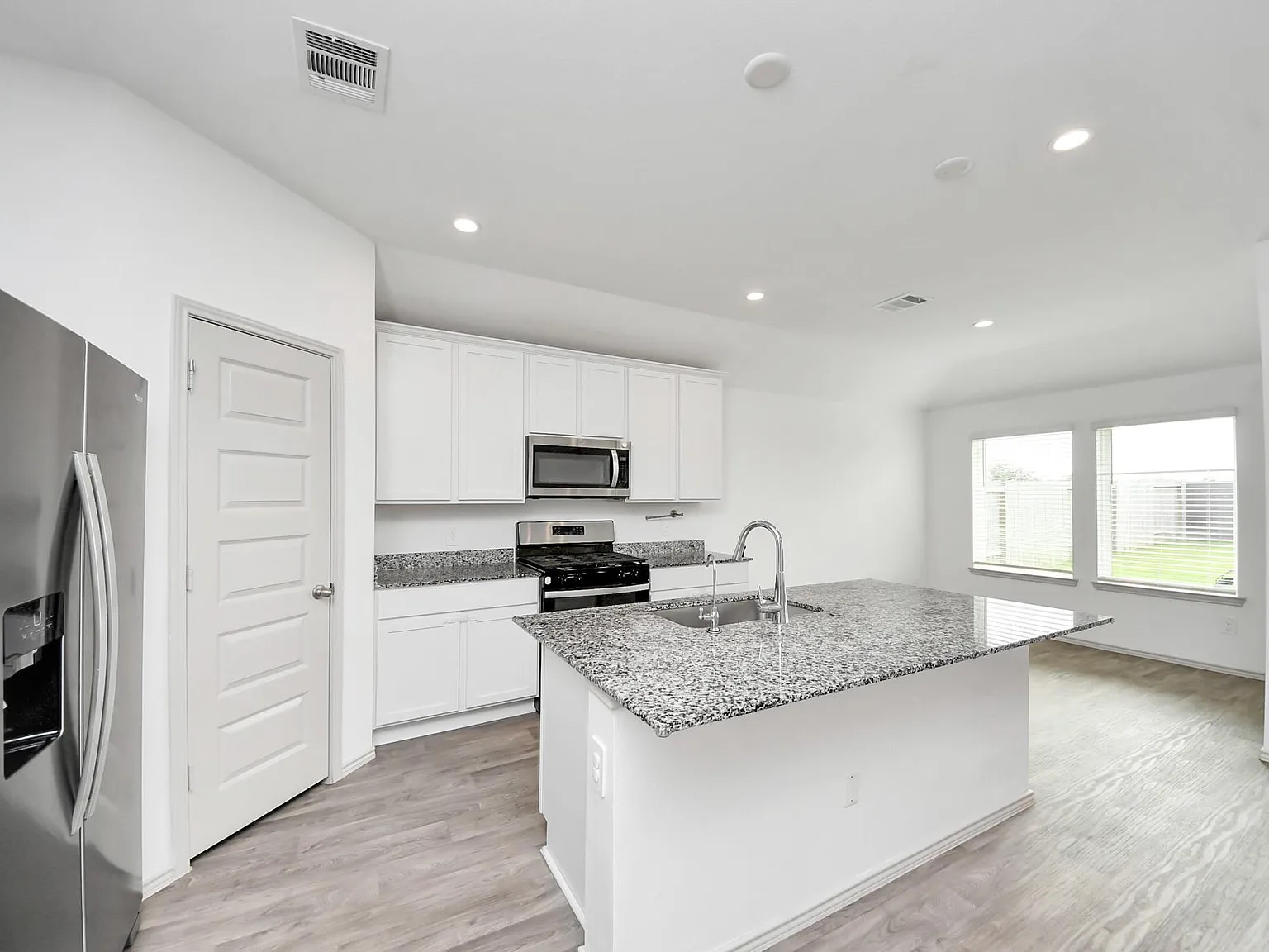 3 bed, 2.0 bath, 1411 sqft, $2,250 — Photo 4