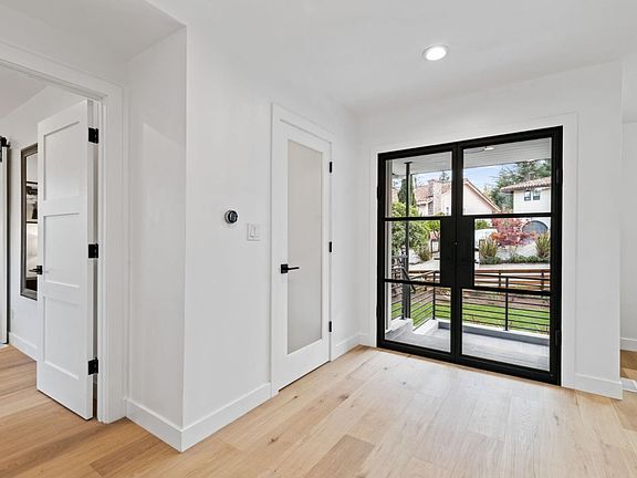 5th image of 813 Lakeview Way