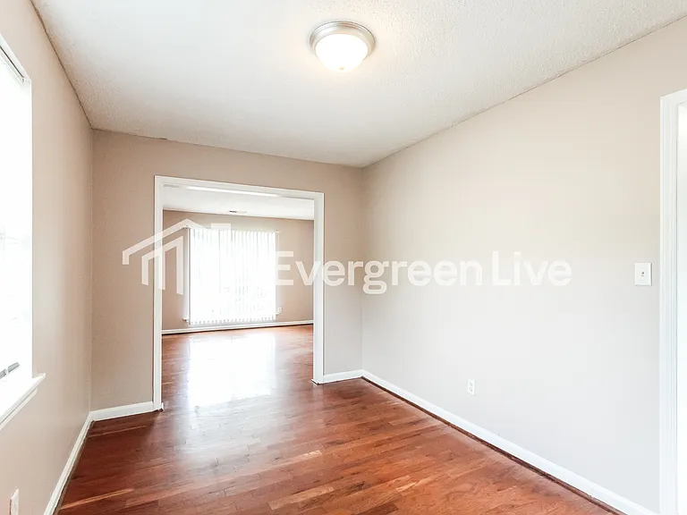528 Leewood Ln — Photo 7
