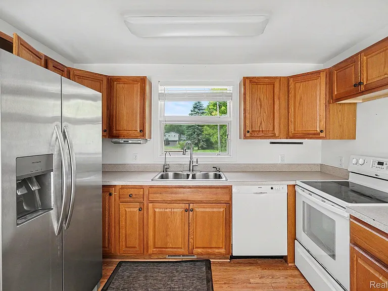 5380 Center St — Photo 11