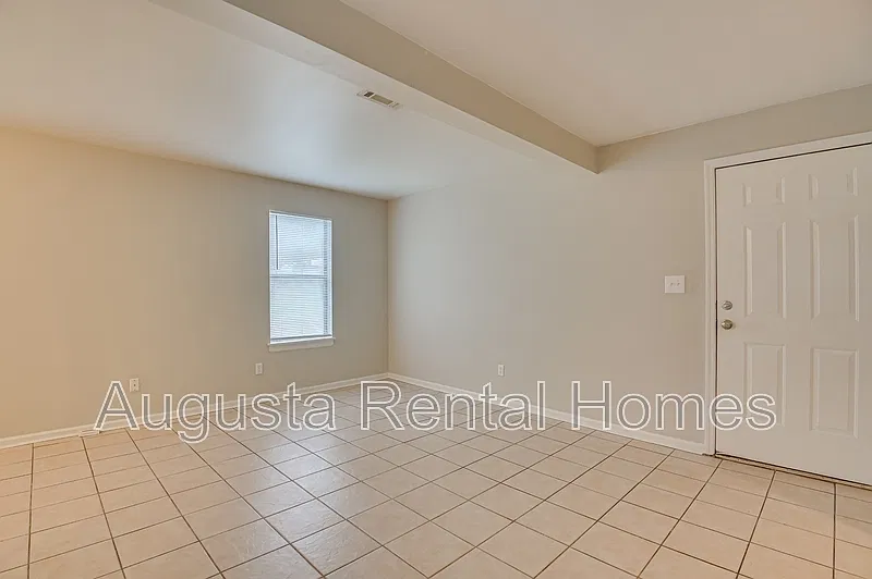 2 bed, 1.0 bath, 828 sqft, $975 — Photo 2