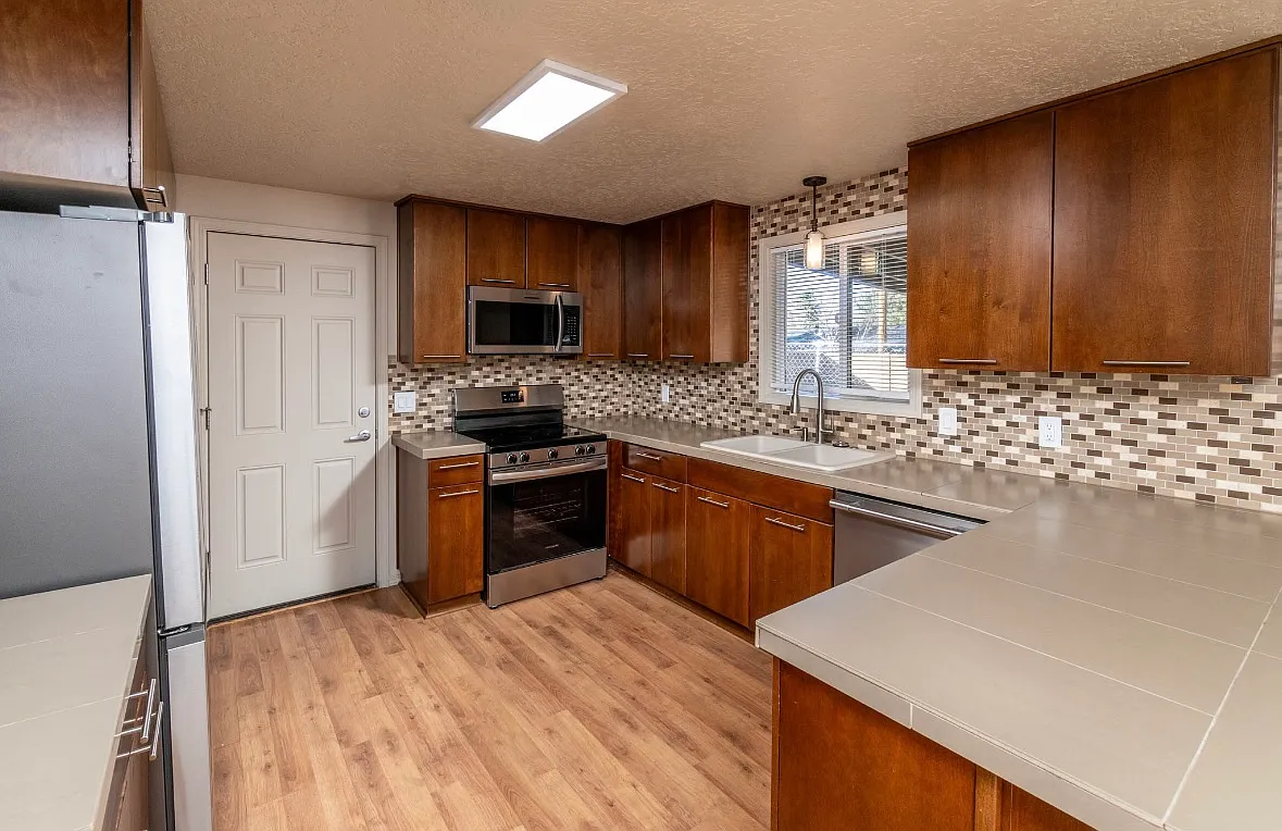 3 bed, 1200 sqft, $2,500 — Photo 4