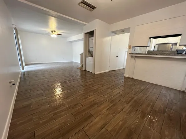 12301 N 58th St APT 52, Tampa, FL 33617