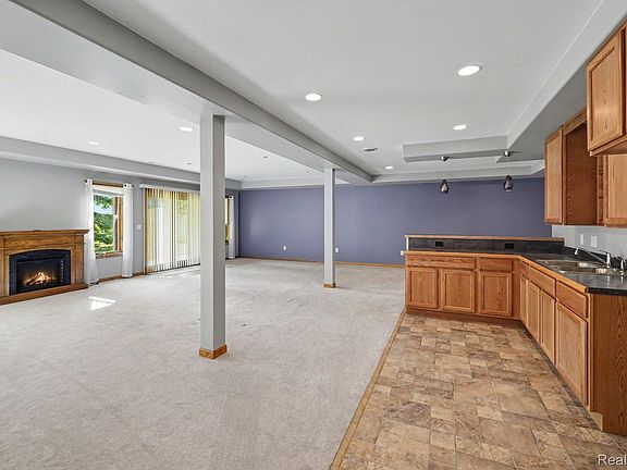 4th image of 1007 Foxglove Ln