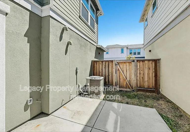 112 Seahorse St — Photo 18