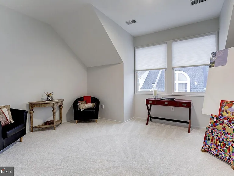 2058 N Oakland St — Photo 22