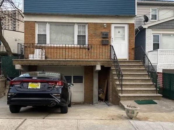 442 New York Avenue image 1 of 17