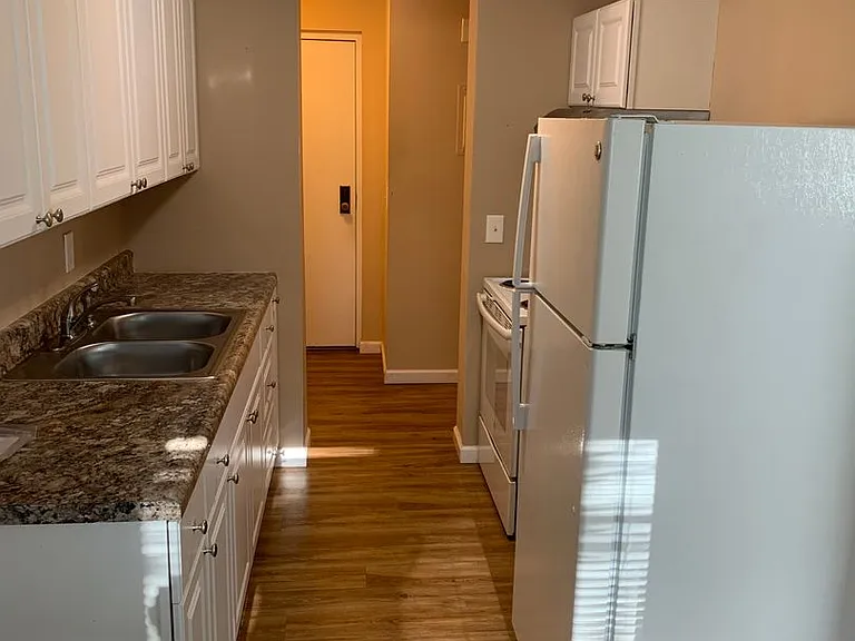 4428 Glendale Dr — Photo 2