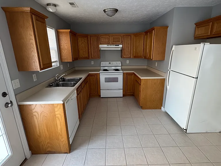 1012 E Chestnut St — Photo 5