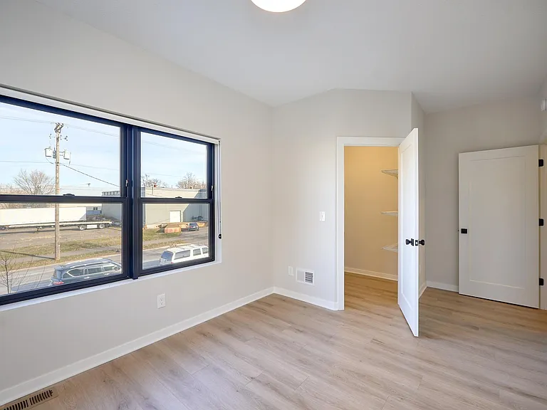 3rd bedroom w/ walk-in closet