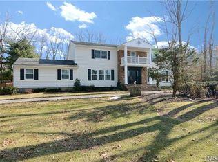 2 Jeanine Ct, Dix Hills, NY 11746