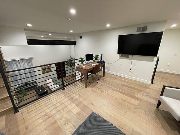 5th image of 5019 Maplewood Ave Unit 104
