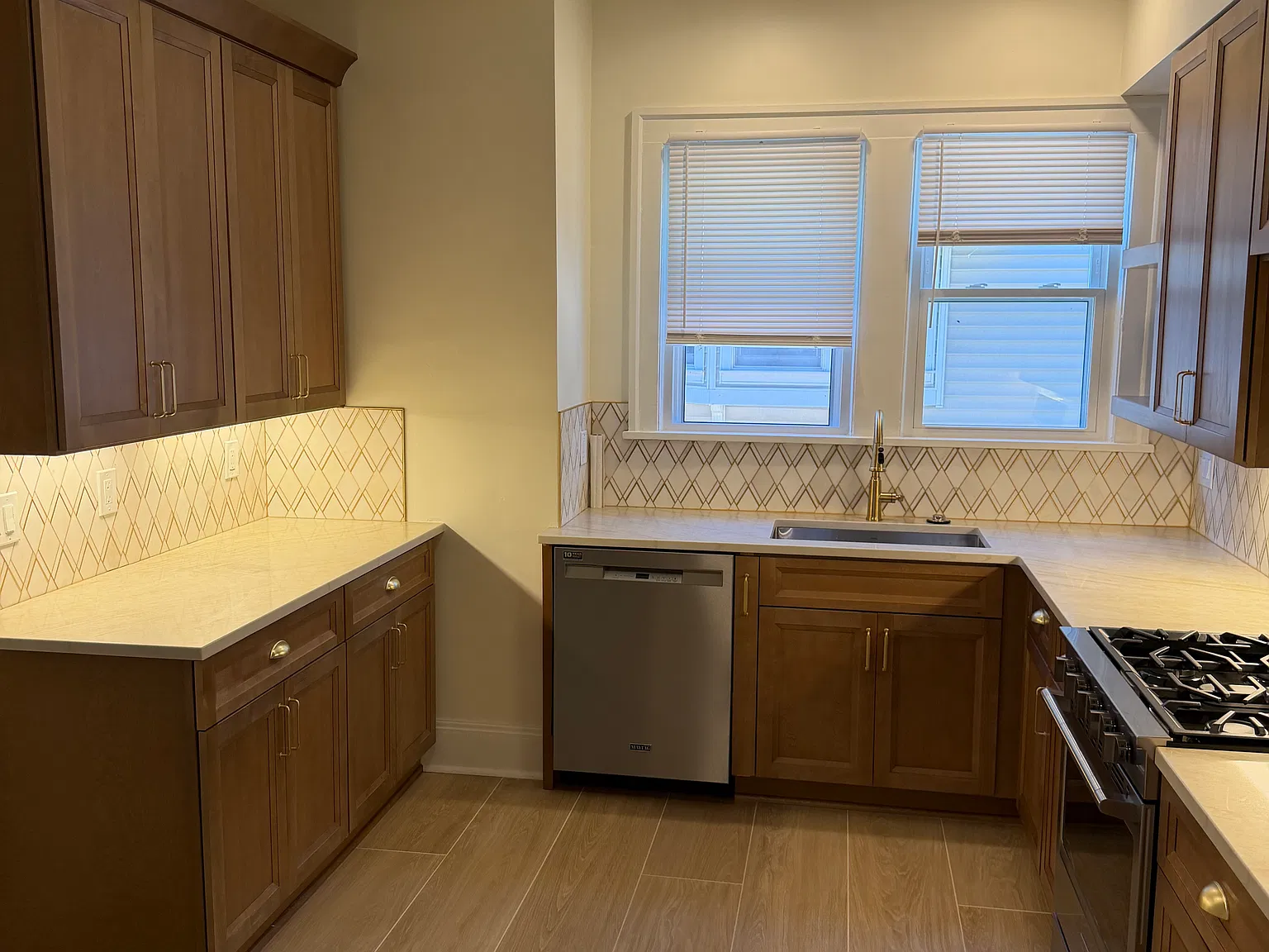 2 bed, 1300 sqft, $2,195 — Photo 3