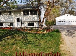 90 Charlotte Ave, Robins, IA 52328