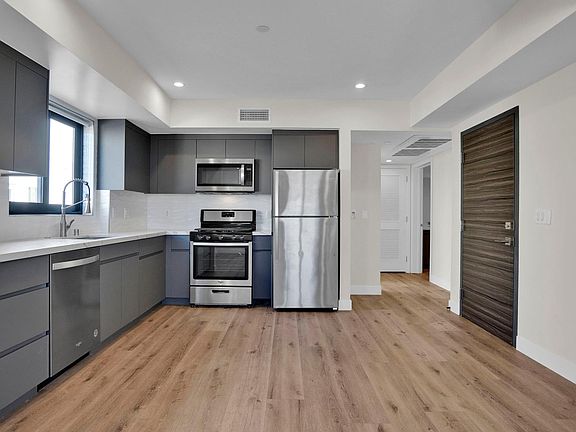 3rd image of 846 S Mariposa Ave #601