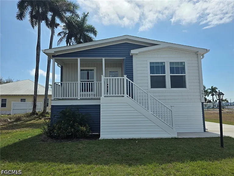 101 Oak Ln — Photo 1