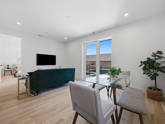 4th image of 5428 N Winthrop Ave #403