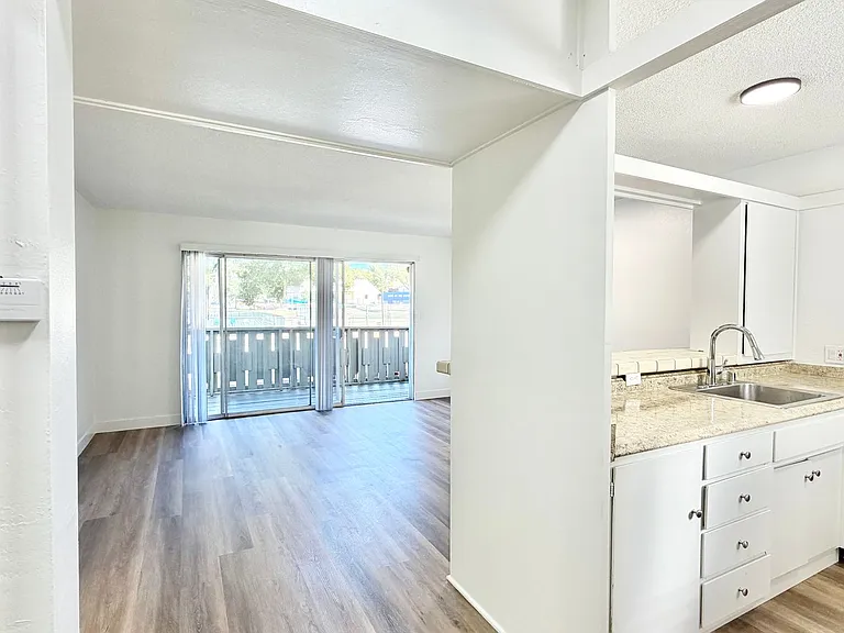 Alameda Apartments — Photo 6