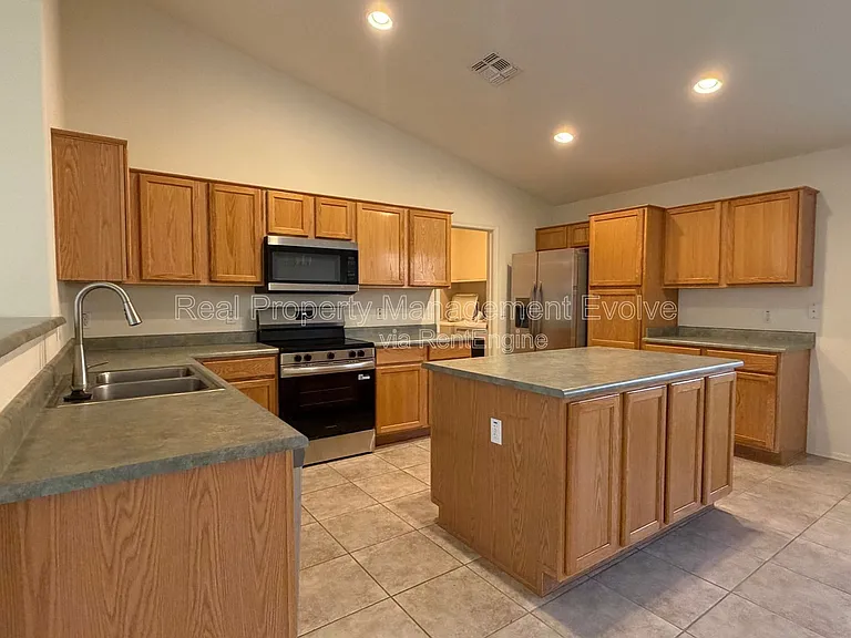 15847 W Saguaro Ln — Photo 8