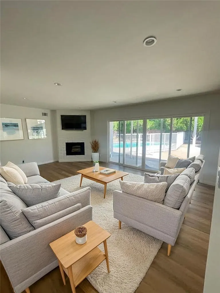3 bed, 1313 sqft, $4,850 — Photo 2