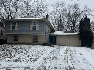 101 Oakwood Dr, Bolingbrook, IL 60440