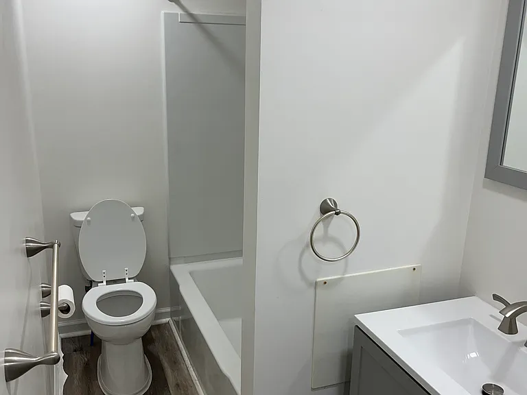 513 W Market St — Photo 3