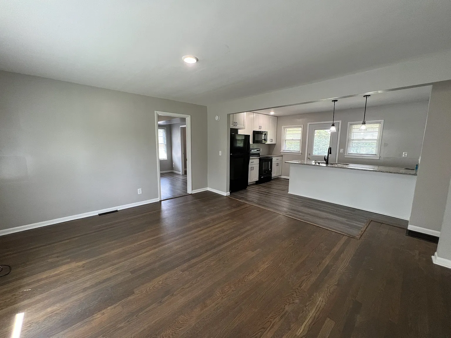 5 bed, 1544 sqft, $5,475 — Photo 2