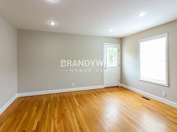 5th image of 9203 Grand Ave