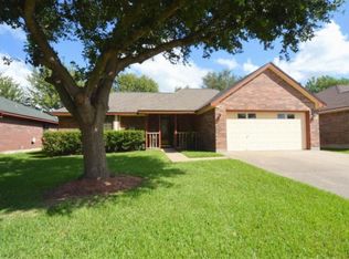 829 Manor Dr, Angleton, TX 77515
